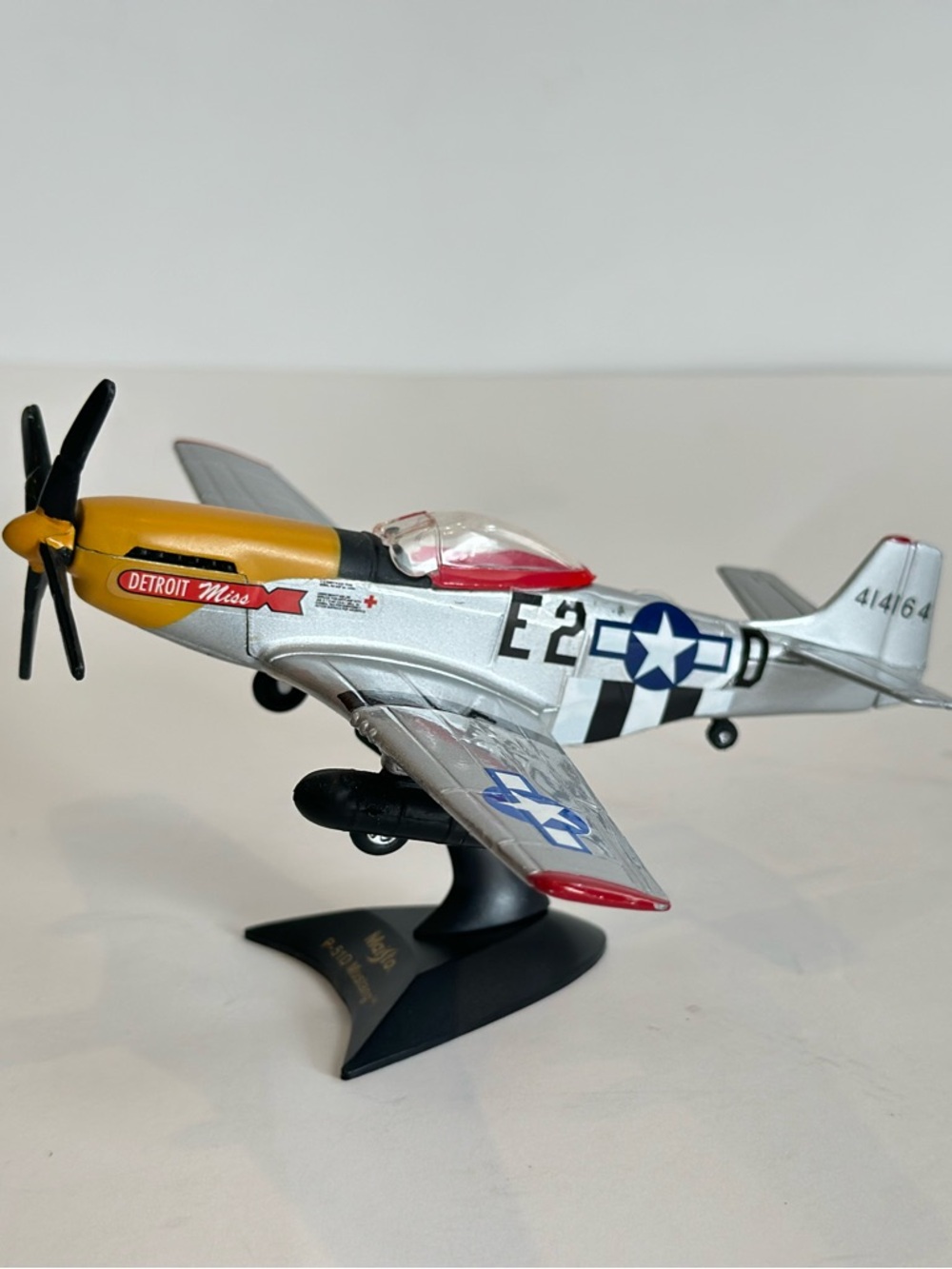 Maisto P-51D Mustang Diecast WWII Plane 1:72 #140 w/ Stand Good Condition
